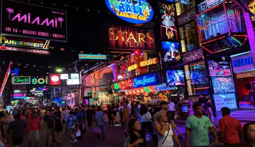 Exploring Pattaya’s Famous Nightlife: Bars, Clubs, and Beach Parties